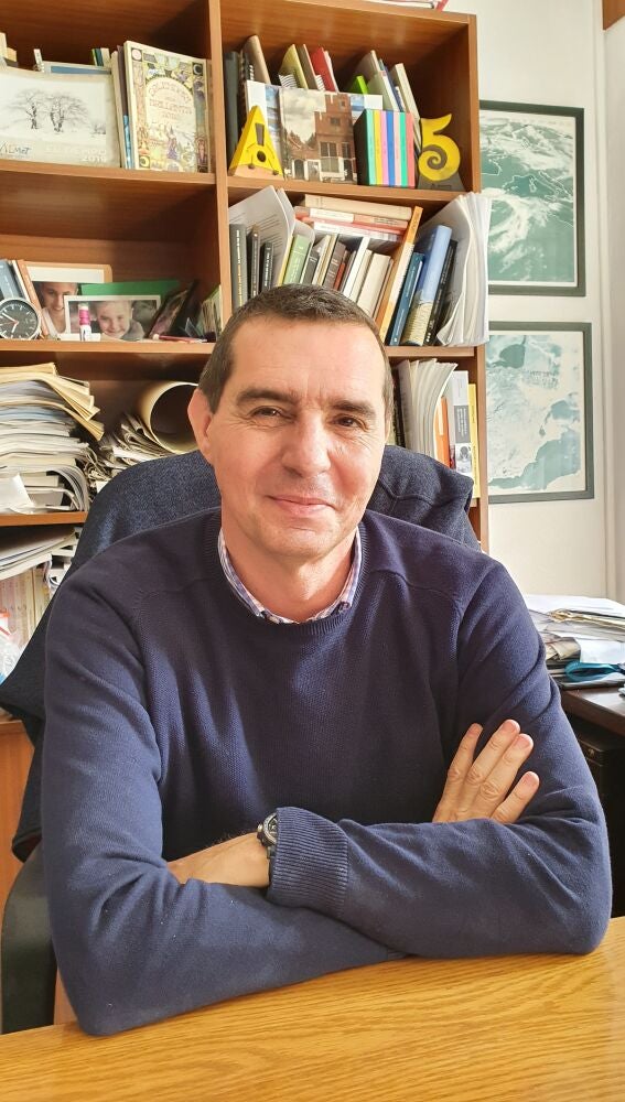 El científico alicantino, experto en desastres naturales, advierte sobre el incremento de fenómenos meteorológicos extremos en la provincia.