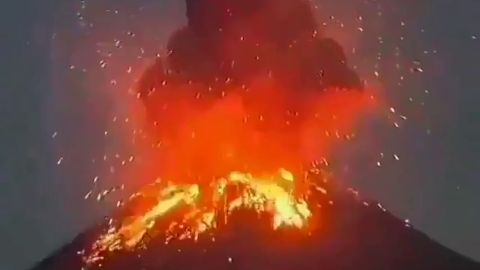 Un volc&aacute;n en Indonesia erupciona a m&aacute;s de 500 metros de altura