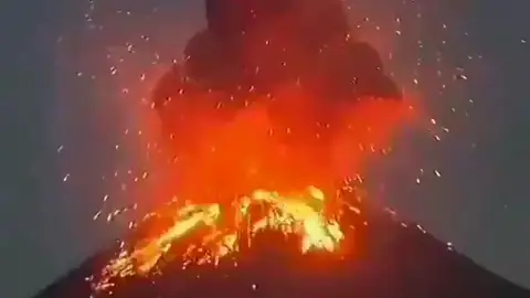Un volcán en Indonesia erupciona a más de 500 metros de altura Un volcán en Indonesia erupciona a más de 500 metros de altura