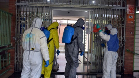 Miembros de Geacam desinfectando un centro de salud de Ciudad Reral