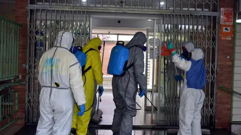 Miembros de Geacam desinfectando un centro de salud de Ciudad Reral Miembros de Geacam desinfectando un centro de salud de Ciudad Reral