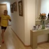 Juan, el hombre de 76 años que corre en casa 10 km al día durante el confinamiento por el coronavirus