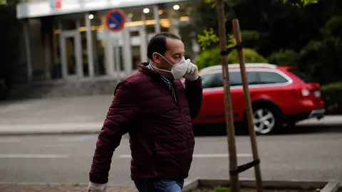 Un hombre con mascarilla pasea por las calles de Madrid Un hombre con mascarilla pasea por las calles de Madrid