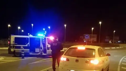 Control de la Policía Local de Elche en plena crisis sanitaria. Control de la Policía Local de Elche en plena crisis sanitaria.