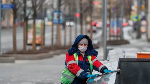 Un trabajador realiza labores de limpieza en las calles de Moscú Un trabajador realiza labores de limpieza en las calles de Moscú