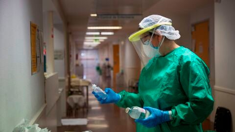 Un sanitario, en el hospital de San Pedro de Logro&ntilde;o