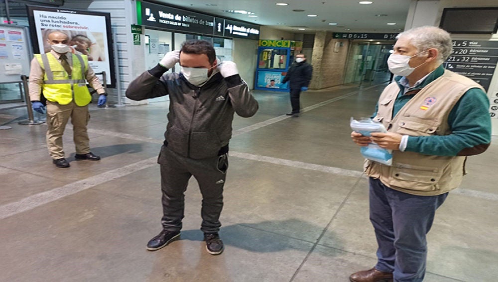 Trabajador recogiendo su mascarilla en la Intermodal