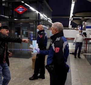 Policías entregan mascarillas en la estación de metro de Nuevos Ministerios en Madrid, este lunes. Policías entregan mascarillas en la estación de metro de Nuevos Ministerios en Madrid, este lunes.