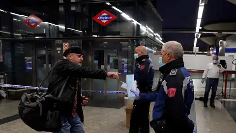 Policías entregan mascarillas en la estación de metro de Nuevos Ministerios en Madrid, este lunes. Policías entregan mascarillas en la estación de metro de Nuevos Ministerios en Madrid, este lunes.