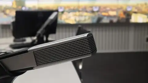 Micrófono en el estudio de Onda Cero. Micrófono en el estudio de Onda Cero.