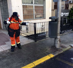 La Agrupación de Voluntarios de Protección Civil colabora en desinfectar espacios públicos La Agrupación de Voluntarios de Protección Civil colabora en desinfectar espacios públicos