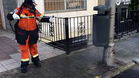 La Agrupación de Voluntarios de Protección Civil colabora en desinfectar espacios públicos La Agrupación de Voluntarios de Protección Civil colabora en desinfectar espacios públicos
