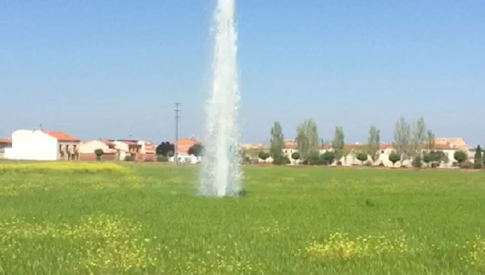 Chorro de agua que apareció en Almagro hace unas semanas