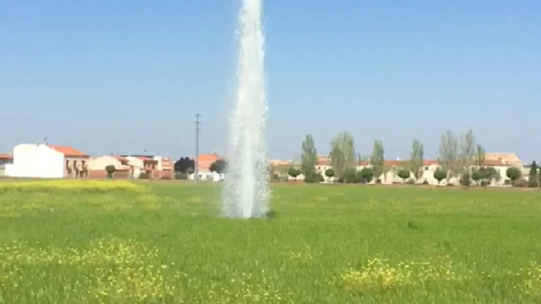 Chorro de agua que apareció en Almagro hace unas semanas