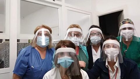 Miembros del distrito hacen mascarillas y elementos de protecci&oacute;n