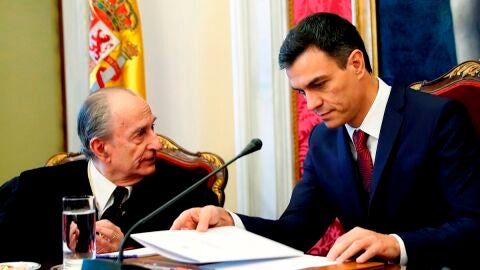 Landelino Lavilla en una imagen de archivo con Pedro S&aacute;nchez