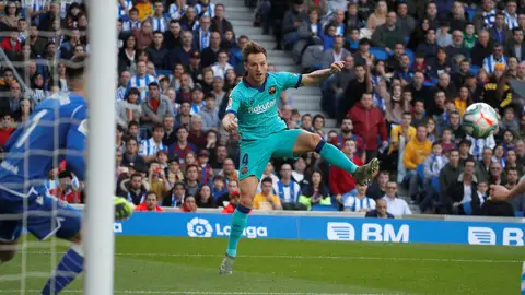 Ivan Rakitic intenta un lanzamiento a la portería de la Real Sociedad, durante un partido de liga. EFE/ Javier Etxezarreta Ivan Rakitic intenta un lanzamiento a la portería de la Real Sociedad, durante un partido de liga. EFE/ Javier Etxezarreta