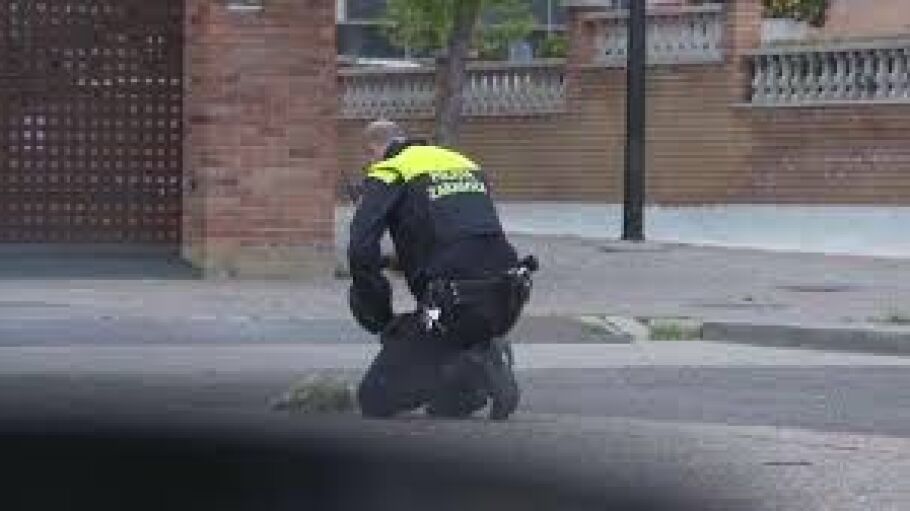 polic&iacute;a local de zaragoza homenajeando a las v&iacute;ctimas del Covid-19