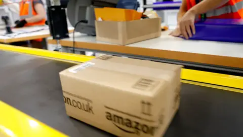 Paquete en un centro logístico de Amazon Paquete en un centro logístico de Amazon
