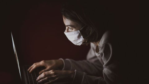 Navegando en Internet con mascarilla