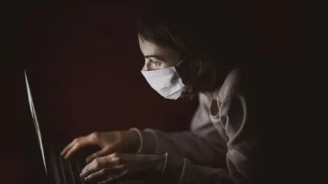 Navegando en Internet con mascarilla Navegando en Internet con mascarilla