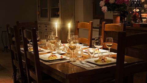 Una mesa preparada para la cena