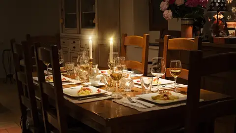 Una mesa preparada para la cena Una mesa preparada para la cena
