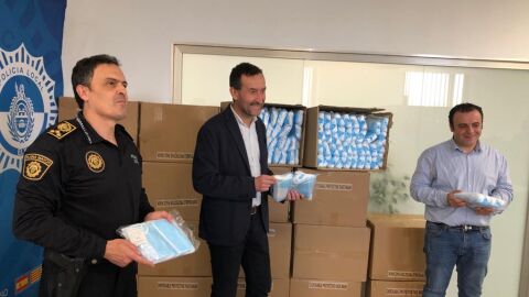 C&eacute;sar Zaragoza, jefe de la Polic&iacute;a Local de Elche; Carlos Gonz&aacute;lez, alcalde de la ciudad; y Ram&oacute;n Abad, concejal de Seguridad Ciudadana, en la Jefatura de la Polic&iacute;a Local de Mesalina con las mascarillas enviadas por el Gobierno de Espa&ntilde;a.