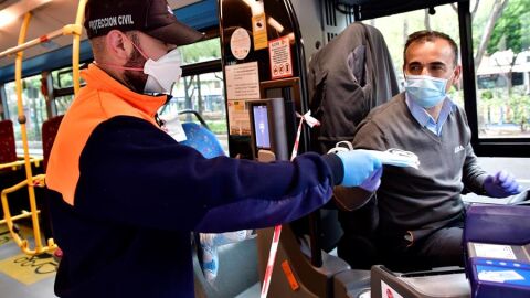 Reparto de mascarillas a un conductor de autob&uacute;s en Almer&iacute;a.