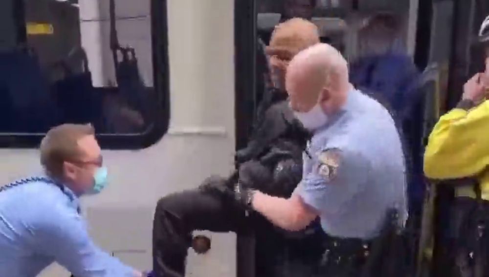 La Policía expulsa a un hombre de un autobús en Filadelfia por negarse a utilizar la mascarilla
