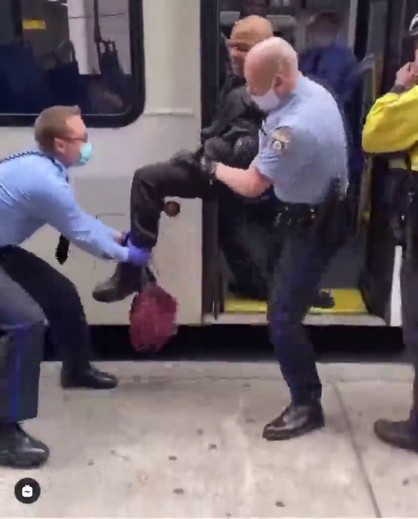 Golpea y muerde a un policía local y se niega a ponerse la mascarilla Golpea y muerde a un policía local y se niega a ponerse la mascarilla