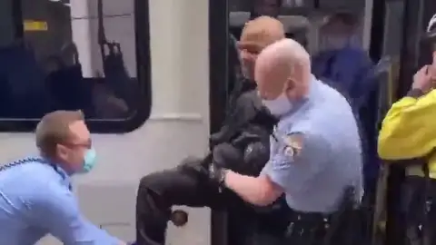 La Policía expulsa a un hombre de un autobús en Filadelfia por negarse a utilizar la mascarilla La Policía expulsa a un hombre de un autobús en Filadelfia por negarse a utilizar la mascarilla