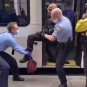 La Policía expulsa a un hombre de un autobús en Filadelfia por negarse a utilizar la mascarilla