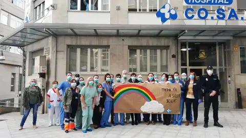 Compañeros y personal sanitario del Sergas, animan a Juan Molina, policia local de Ourense Compañeros y personal sanitario del Sergas, animan a Juan Molina, policia local de Ourense