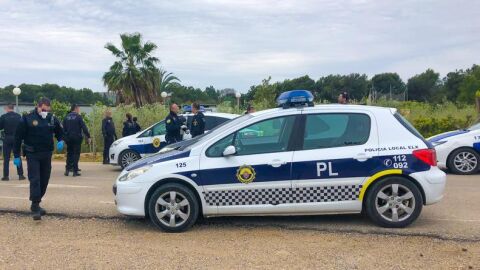 Agentes de la Polic&iacute;a Local de Elche tras la persecuci&oacute;n.