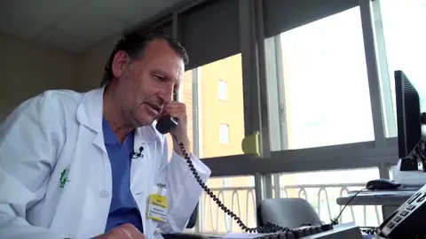 Los profesionales sanitarios informan cada día a los familiares de los pacientes ingresados Las llamadas con los familiares de los pacientes ingresados en la UCI: "Tienen que tener esa certeza de que no se les está mintiendo"
