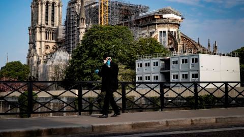 Imagen de un hombre andando en pleno confinamiento por coronavirus en Par&iacute;s, Francia