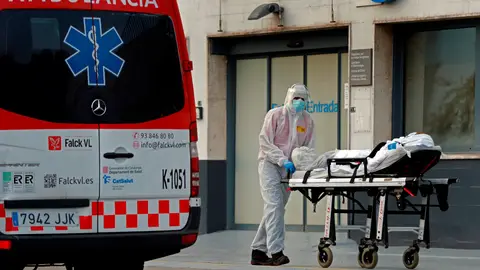 Un técnico sanitario traslada a un paciente en el Hospital de Bellvitge, en L'Hospitalet Un técnico sanitario traslada a un paciente en el Hospital de Bellvitge, en L'Hospitalet
