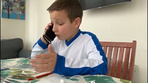 Isaac Martínez narra en Onda Cero, en Más de Uno, con Carlos Alsina.