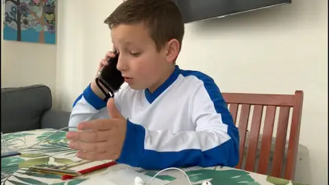 Isaac Martínez narra en Onda Cero, en Más de Uno, con Carlos Alsina. Isaac Martínez narra en Onda Cero, en Más de Uno, con Carlos Alsina.