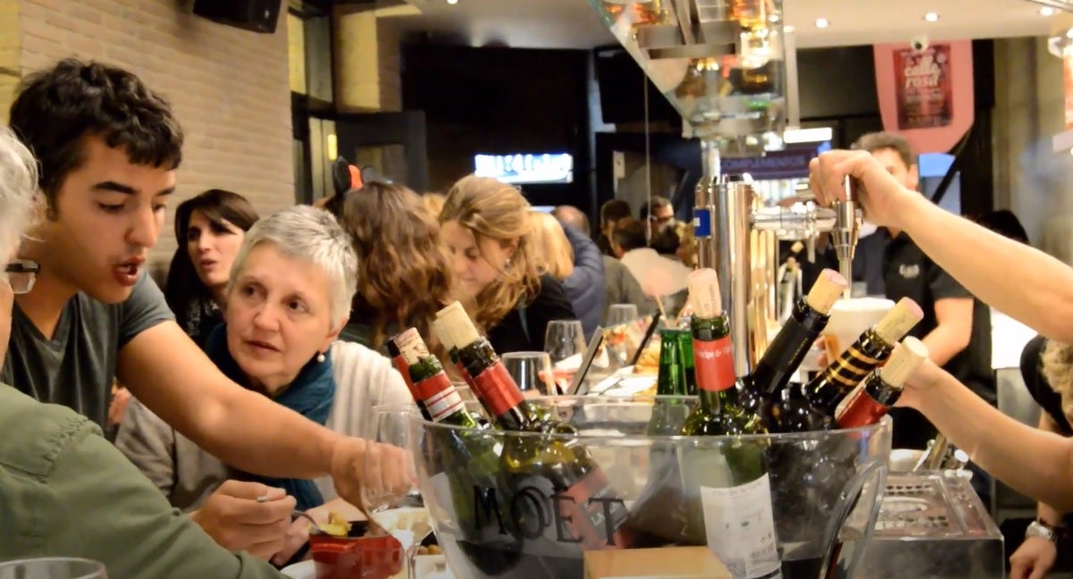 Los hosteleros navarros reclaman al Gobierno que amplíe el aforo interior si se prohíbe el consumo en barra Los hosteleros navarros reclaman al Gobierno que amplíe el aforo interior si se prohíbe el consumo en barra