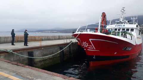La Guardia Civil custodia el pesquero 'Carla' en el puerto de Burela.