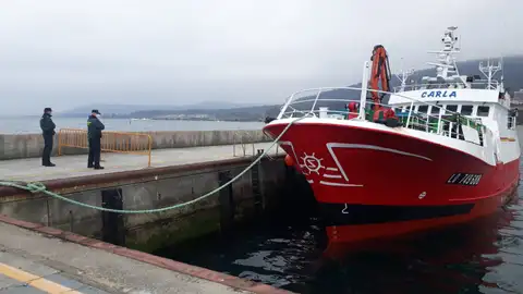 La Guardia Civil custodia el pesquero 'Carla' en el puerto de Burela. La Guardia Civil custodia el pesquero 'Carla' en el puerto de Burela.