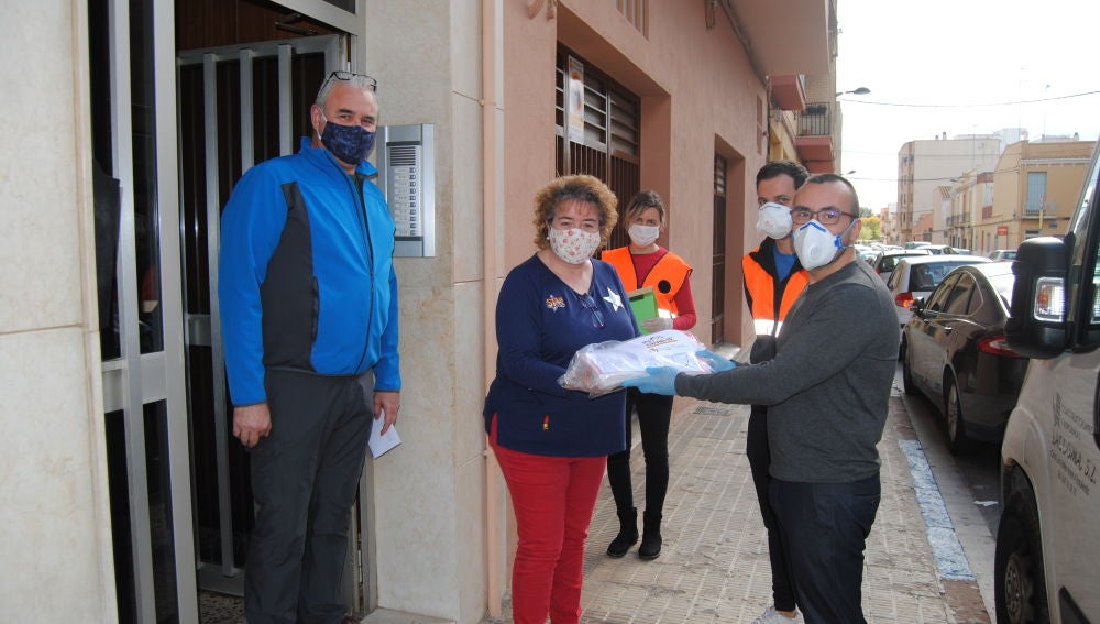 Un grup de 60 voluntaris ha començat a repartir les 12.000 mascaretes que ha rebut la ciutat del govern central. 