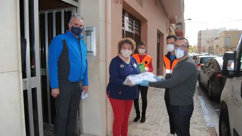 Un grup de 60 voluntaris ha començat a repartir les 12.000 mascaretes que ha rebut la ciutat del govern central. Un grup de 60 voluntaris ha començat a repartir les 12.000 mascaretes que ha rebut la ciutat del govern central.
