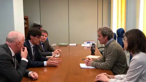 Una de las primeras reuniones entre el Ministro de Sanidad, Salvador Illa, y el equipo encabezado por director del Centro de Coordinación y Emergencias Sanitarias del Ministerio, Fernando Simón covid-19