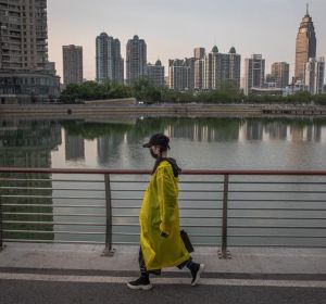 Una mujer camina junto a un lago de Wuhan (China) Una mujer camina junto a un lago de Wuhan (China)