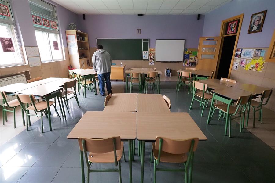 Salud Pública pone en cuarentena a alumnos y docentes de cuatro clases de cuatro centros educativos de Elche Salud Pública pone en cuarentena a alumnos y docentes de cuatro clases de cuatro centros educativos de Elche