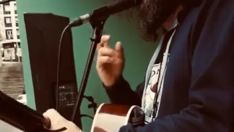 Andres Montes, dende o seo balcón Andres Montes, dende o seo balcón