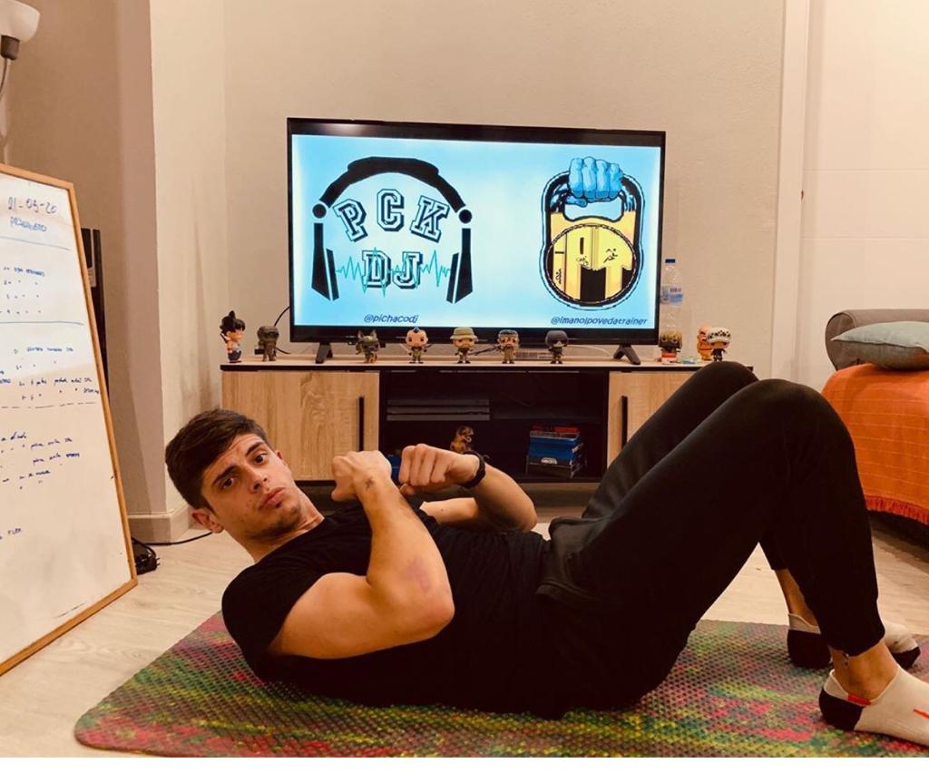 El ilicitano Imanol Poveda ofrece cada tarde, desde hace un mes, sesiones de entrenamiento para toda la familia en Instagram El ilicitano Imanol Poveda ofrece cada tarde, desde hace un mes, sesiones de entrenamiento para toda la familia en Instagram